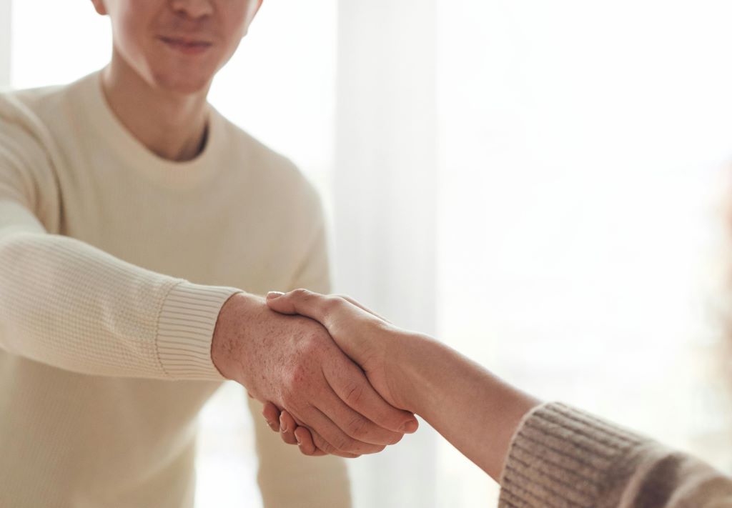 Handshake bei Einstellung des Mitarbeiters durch Expandio